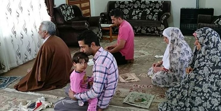 راهکار طلایی آیت‌الله وحید خراسانی برای جلوگیری از حواس‌پرتی در نماز